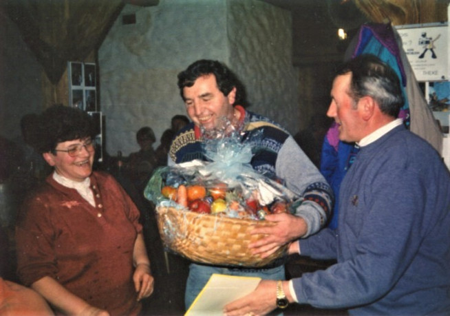 2003-josefischiessen-geschenk-an-wirtsleute-glasner.jpg