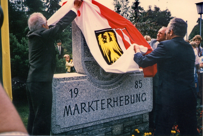 2-markterhebung-gedenkstein.jpg